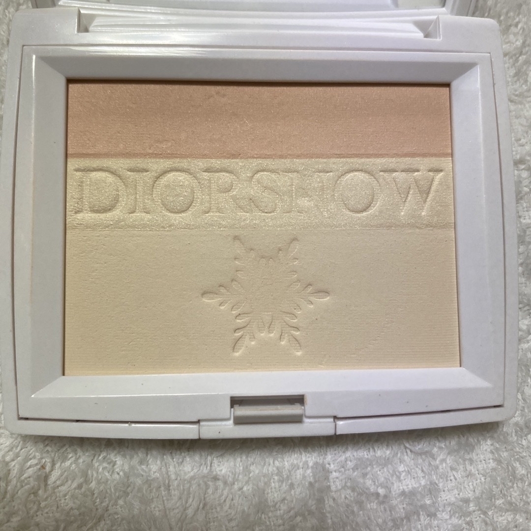 Christian Dior(クリスチャンディオール)のDiorスノーカラーコレクティング　プレストパウダー コスメ/美容のベースメイク/化粧品(フェイスパウダー)の商品写真