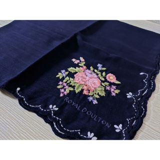 ロイヤルドルトン豪華なお花刺繍のネイビーハンカチ♪ ステッチとフリルが可愛い