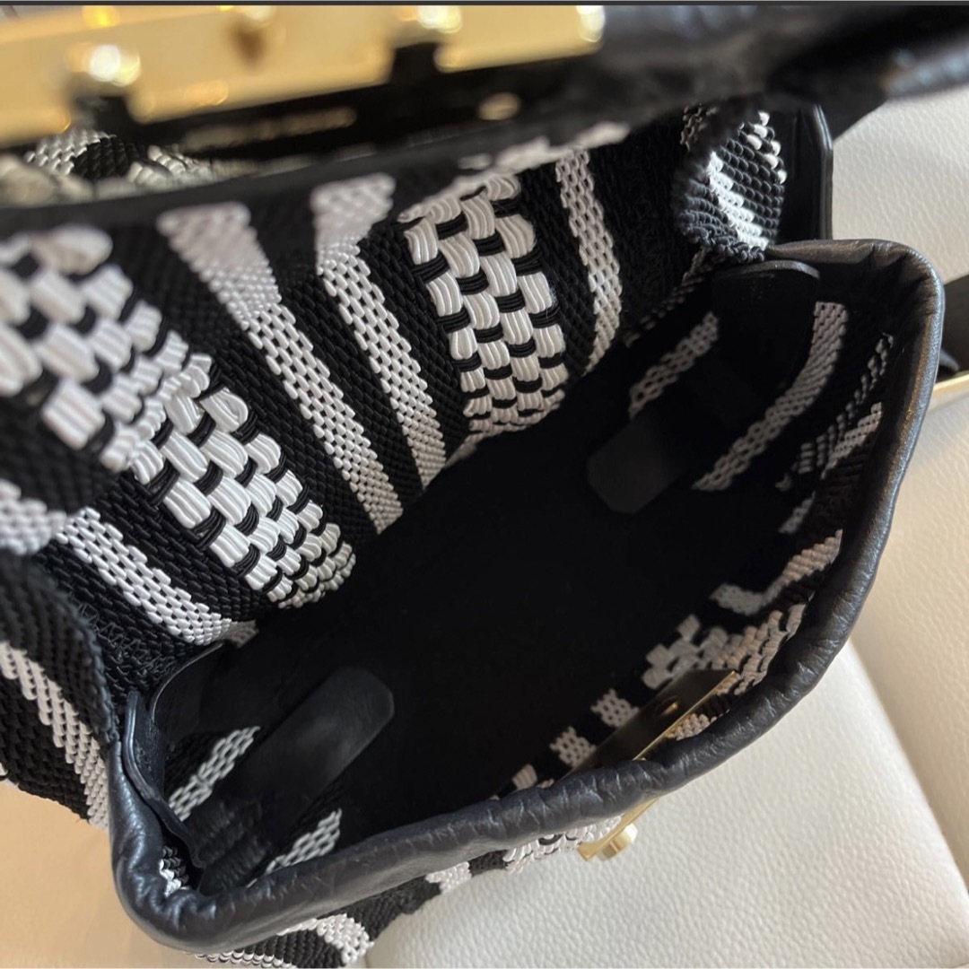 Furla(フルラ)のFURLA 編み込み ショルダーバッグ 白×黒 レディースのバッグ(ショルダーバッグ)の商品写真