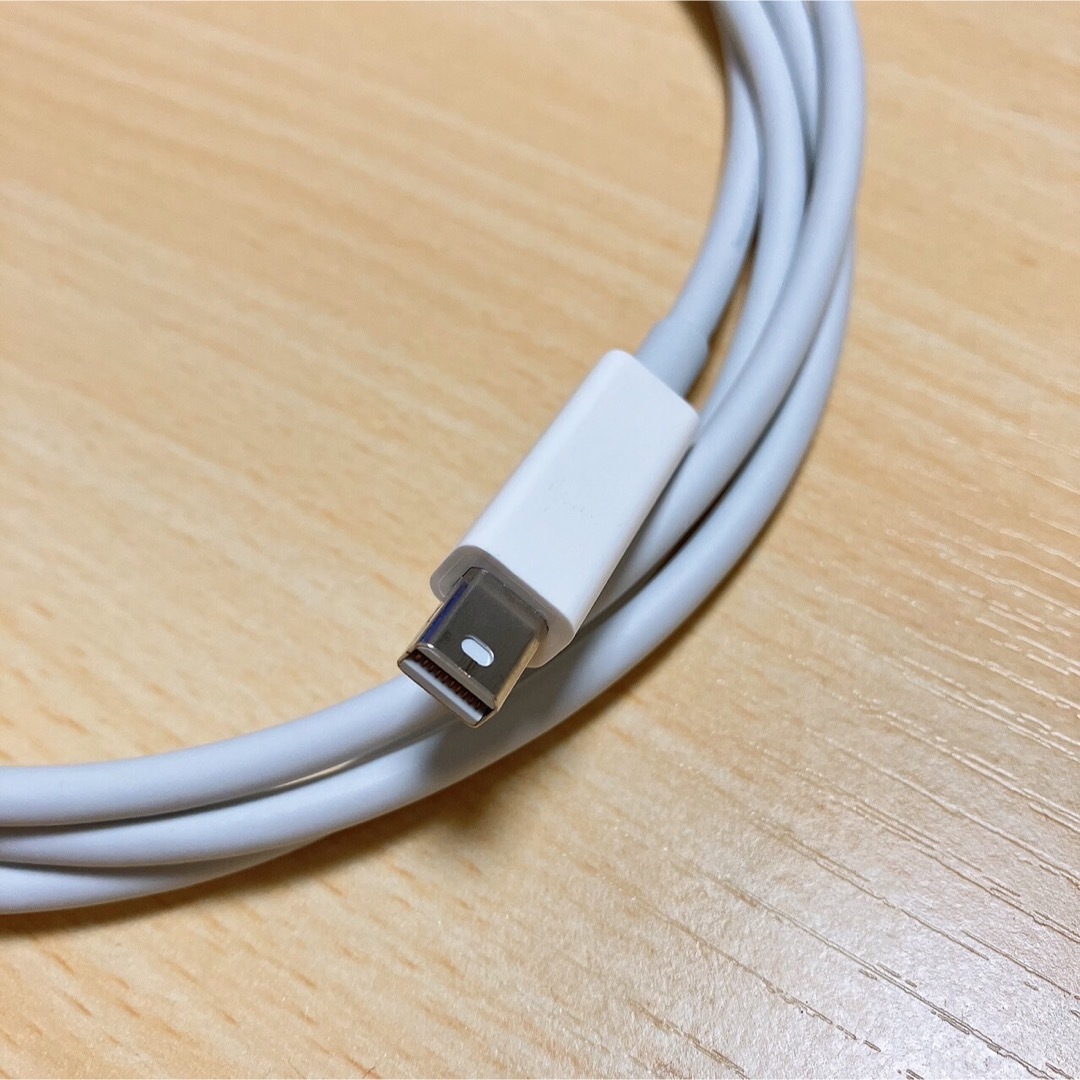 Apple(アップル)の【美品】Apple 純正Thunderbolt ケーブル 2m スマホ/家電/カメラのPC/タブレット(PC周辺機器)の商品写真