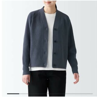 ムジルシリョウヒン(MUJI (無印良品))の無印良品　型崩れしにくい糸で編んだＶネックカーディガン　Ｌ(カーディガン)