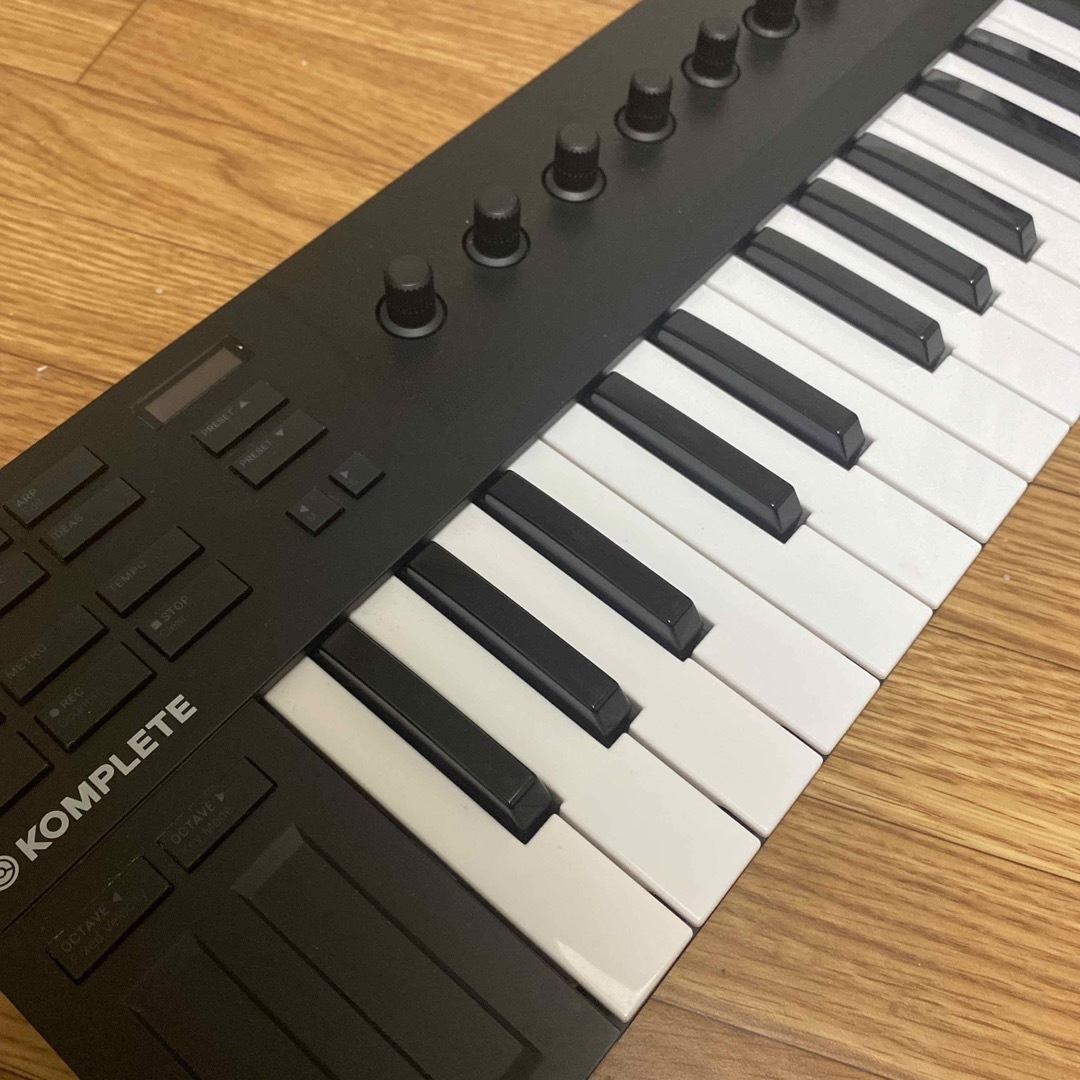 NATIVE INSTRUMENTS(ネイティブインストゥルメンツ)のNative Instruments KOMPLETE KONTROL M32 楽器のDTM/DAW(MIDIコントローラー)の商品写真