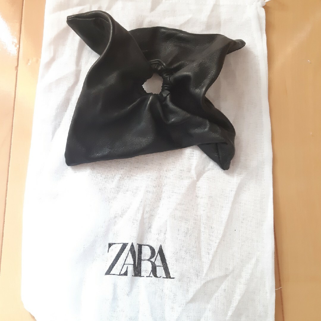 ZARA(ザラ)のZARA　レザースクエアシュシュ レディースのヘアアクセサリー(ヘアゴム/シュシュ)の商品写真