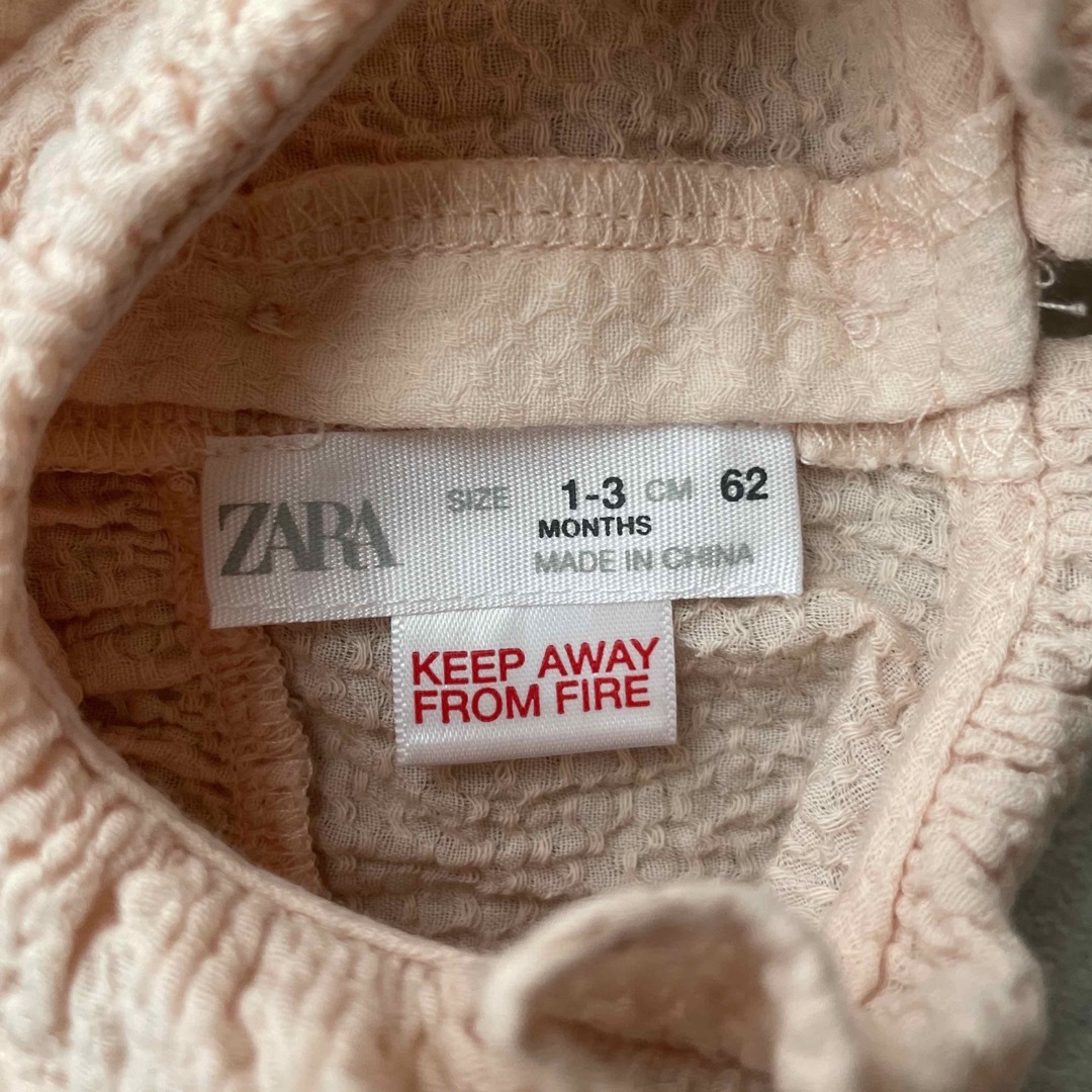 ZARA(ザラ)のZARA フリル襟  長袖ロンパース キッズ/ベビー/マタニティのベビー服(~85cm)(ロンパース)の商品写真