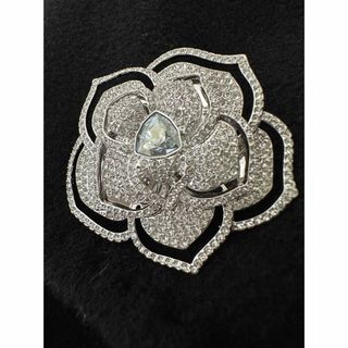 スワロフスキー(SWAROVSKI)の【ご専用】SWAROVSKI お花のブローチ(ブローチ/コサージュ)