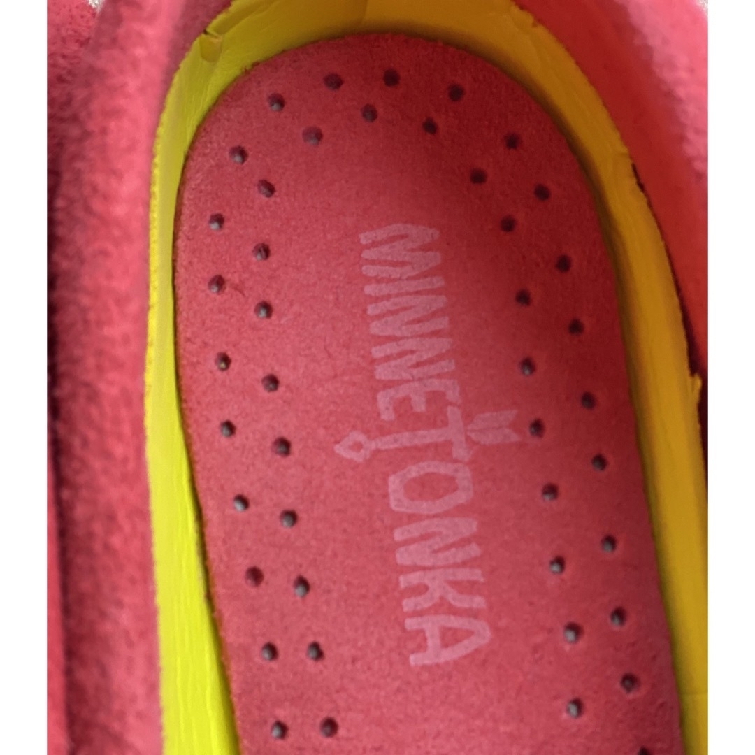 Minnetonka(ミネトンカ)のミネトンカ　ラズベリーレッド　未使用に近い レディースの靴/シューズ(スリッポン/モカシン)の商品写真