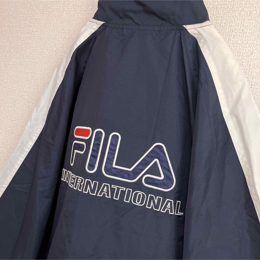 FILA - FILA フィラ ナイロンジャケット ネイビー 背面でかロゴ刺繍 M