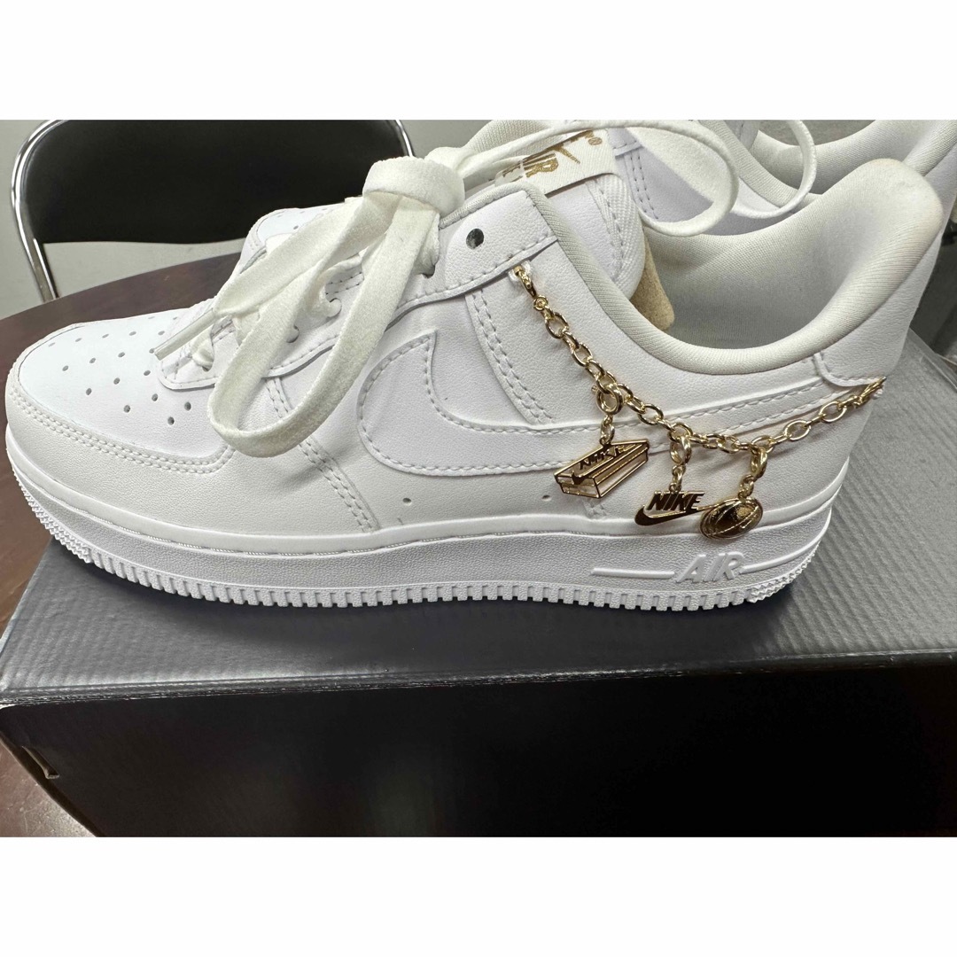 NIKE WMNS AIR FORCE 1 LX WHITE PENDANT