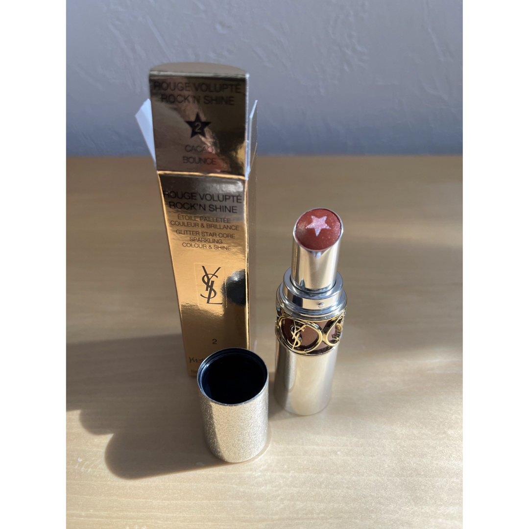 Yves Saint Laurent Beaute(イヴサンローランボーテ)のイヴ・サンローラン ルージュ ヴォリュプテ ロックシャイン 2 カカオバウンス コスメ/美容のベースメイク/化粧品(口紅)の商品写真