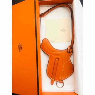 エルメス HERMES チャーム
 ヴォーバトラー パドックセーラー オレンジ