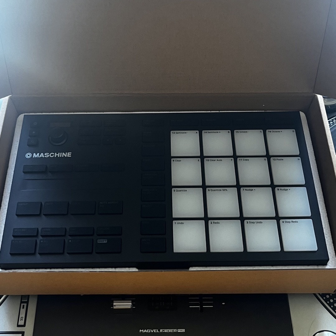 NATIVE INSTRUMENTS(ネイティブインストゥルメンツ)のNative Instruments machine mikro mk3 楽器のDTM/DAW(MIDIコントローラー)の商品写真