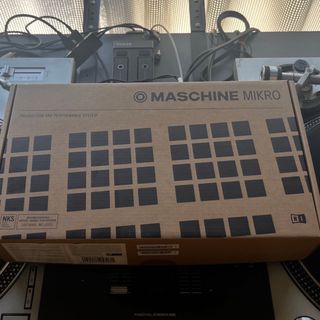 ネイティブインストゥルメンツ(NATIVE INSTRUMENTS)のNative Instruments machine mikro mk3(MIDIコントローラー)