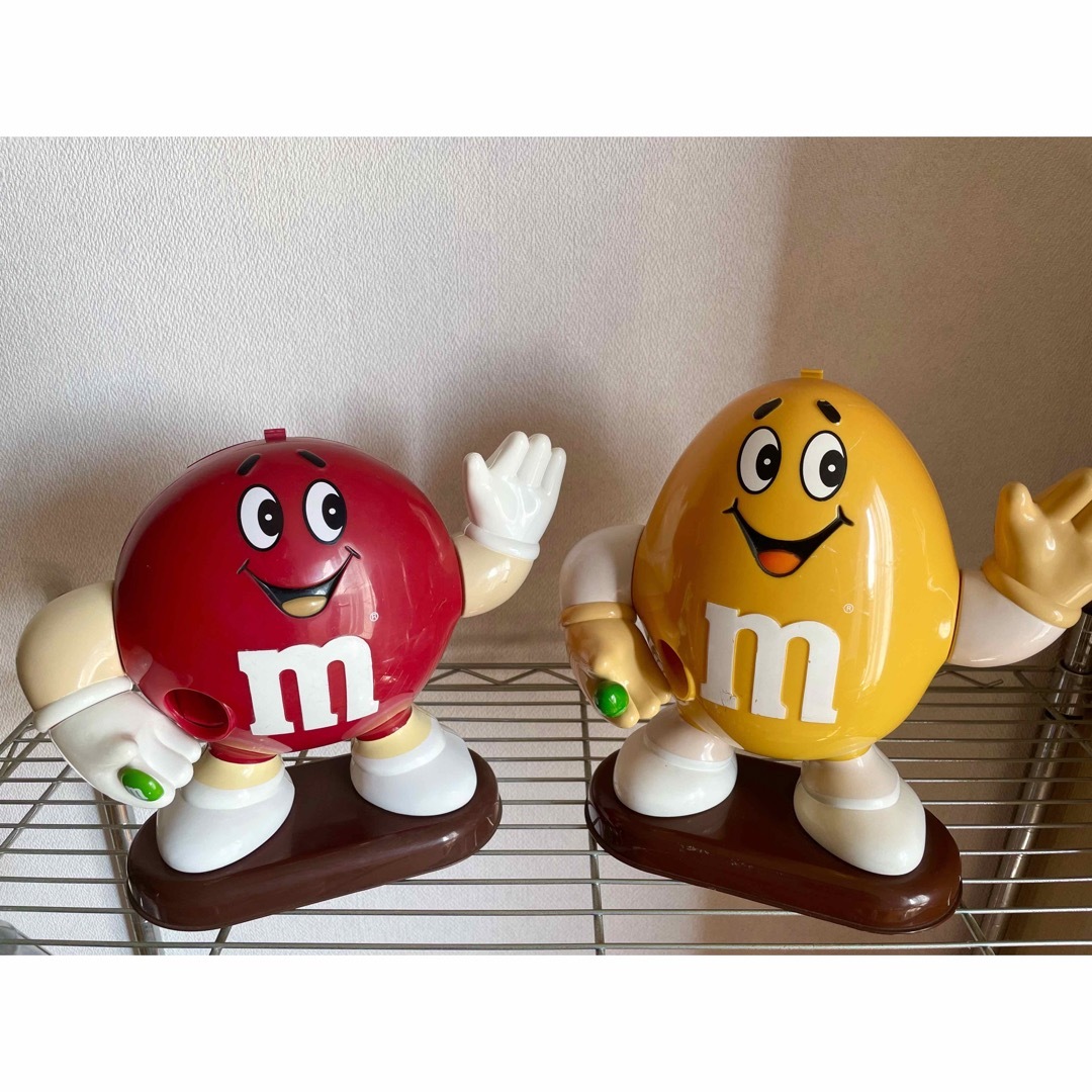 m&m&m's(エムアンドエムアンドエムズ)のm&m’s ディスペンサー　レッド&イエローセット エンタメ/ホビーのおもちゃ/ぬいぐるみ(キャラクターグッズ)の商品写真