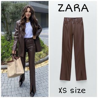 ザラ(ZARA)のZARA　スリットディテール フェイクレザーパンツ　XSサイズ　ブラウン(カジュアルパンツ)