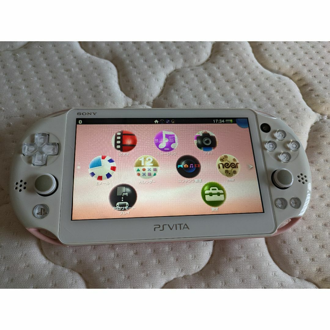 PlayStation Vita(プレイステーションヴィータ)のPlay station vita PCH-2000 ライトピンク エンタメ/ホビーのゲームソフト/ゲーム機本体(携帯用ゲーム機本体)の商品写真