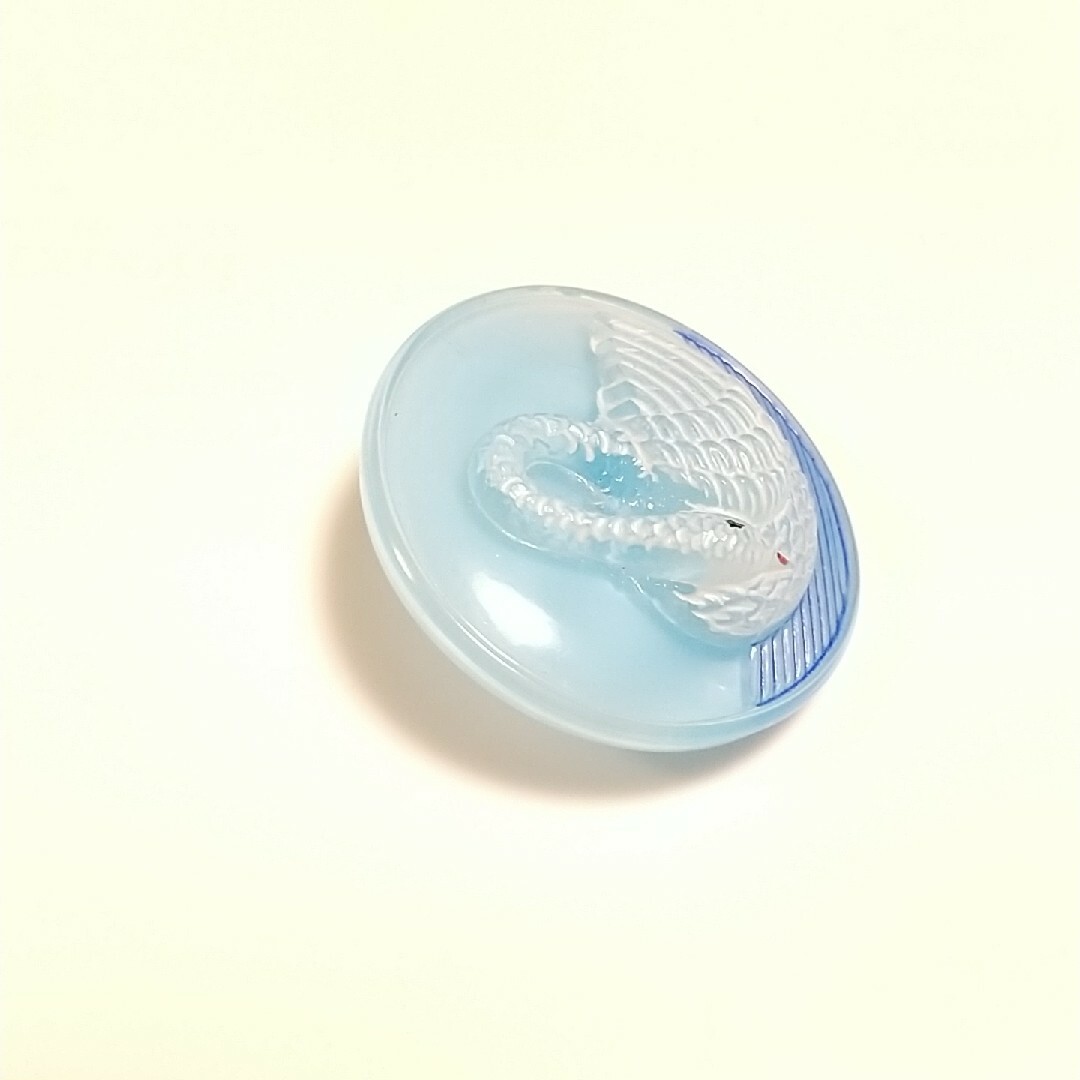 チェコガラスボタン 白鳥 水色・白 ハンドメイドの素材/材料(各種パーツ)の商品写真