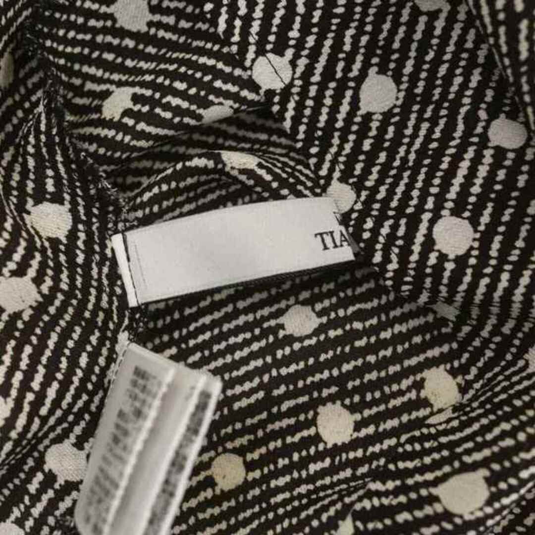 tiara(ティアラ)のティアラ ドット ノースリーブ ブラウス プルオーバー 水玉 総柄 黒 白 レディースのトップス(シャツ/ブラウス(半袖/袖なし))の商品写真