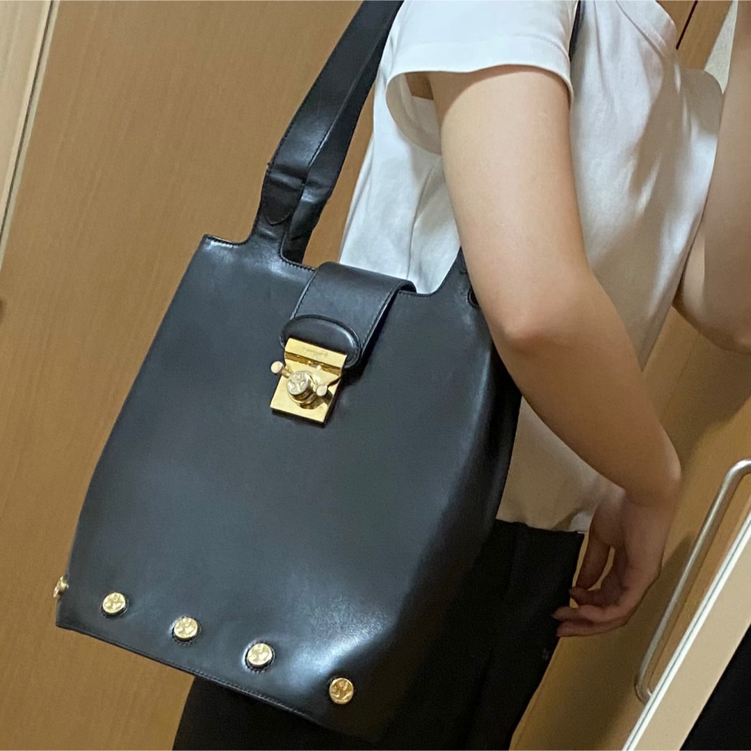 サルヴァトーレフェラガモ ショルダーバッグ 肩掛け スタッズ 希少-