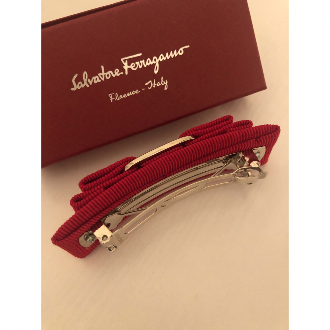 Salvatore Ferragamo(サルヴァトーレフェラガモ)のフェラガモ　リボン　バレッタ レディースのヘアアクセサリー(バレッタ/ヘアクリップ)の商品写真