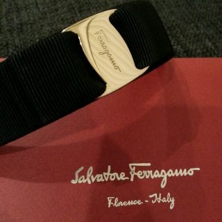 サルヴァトーレフェラガモ(Salvatore Ferragamo)のフェラガモ ゴールド×ブラック カチューシャ(カチューシャ)