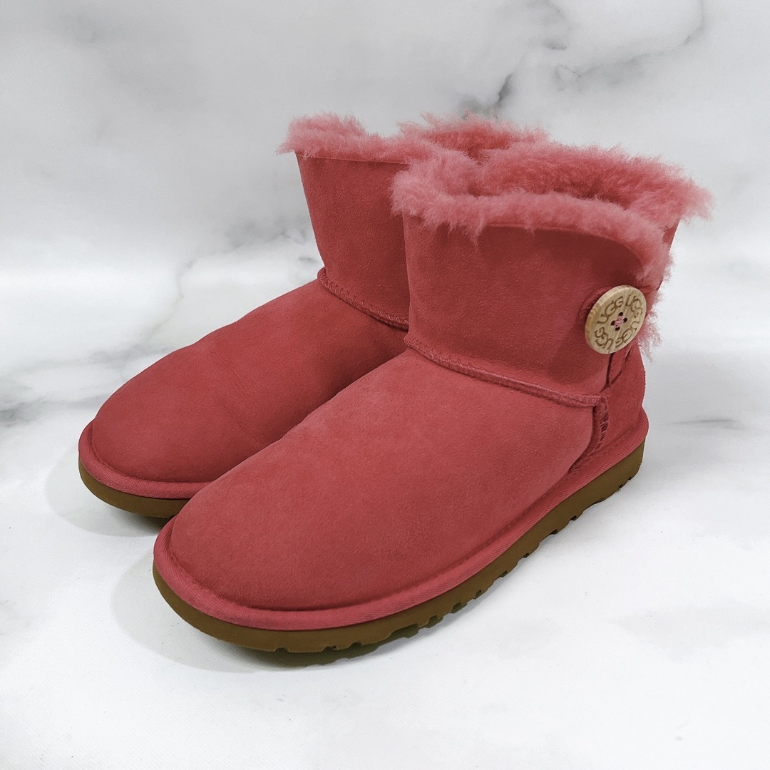 美品】UGG アグ ミニ ベイリーボタン ムートン ピンク 23.0 - ブーツ