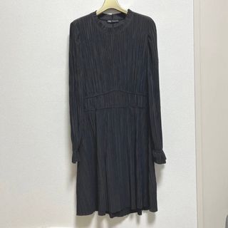 ザラ(ZARA)のZARA プリーツ　パフスリーブ　膝丈ワンピース(ひざ丈ワンピース)