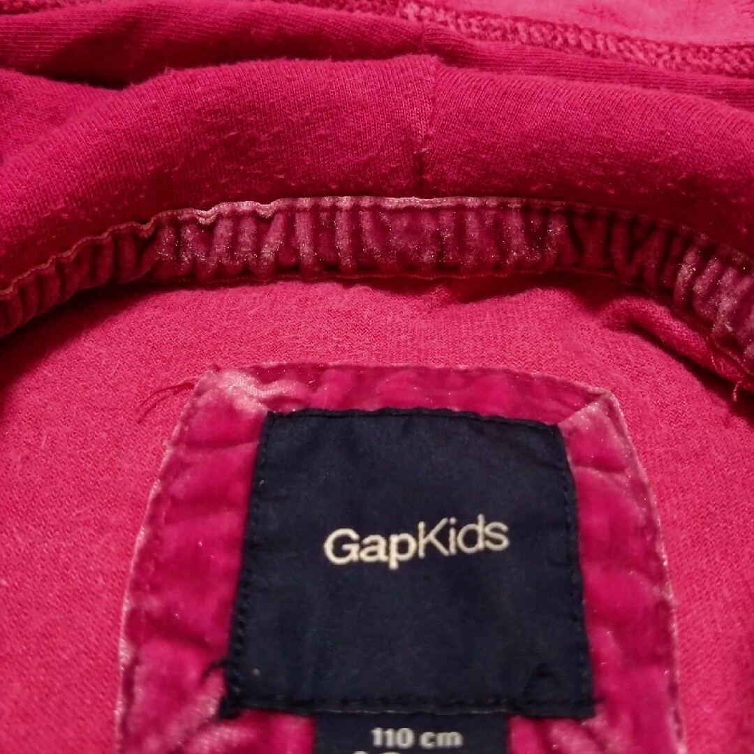 GAP Kids(ギャップキッズ)のGAPKIDS　フード付きパーカー　ピンク　チシャ猫　110 キッズ/ベビー/マタニティのキッズ服女の子用(90cm~)(ジャケット/上着)の商品写真