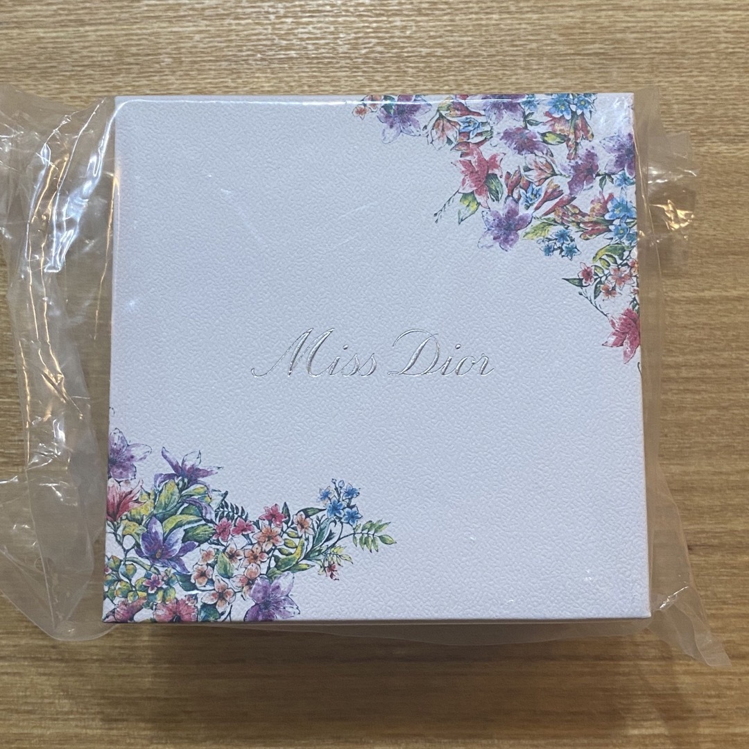 Dior(ディオール)の【送料込　未開封】Miss Dior イベント ノベルティ シュシュ レディースのファッション小物(その他)の商品写真