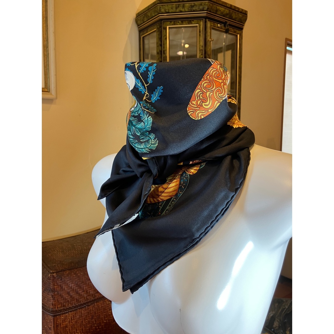 Hermes(エルメス)の極美品エルメスカレ90❤️スカーフ　脱帽　ブラック×マルチカラー レディースのファッション小物(バンダナ/スカーフ)の商品写真