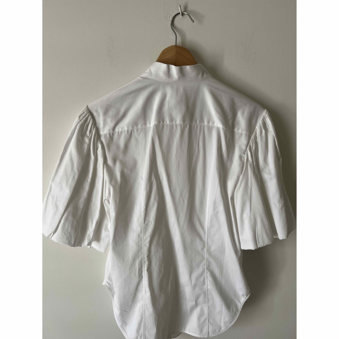 Ron Herman(ロンハーマン)の〈新品タグ付き〉KHAITE (ケイト)パフスリーブシャツ ホワイト レディースのトップス(シャツ/ブラウス(半袖/袖なし))の商品写真