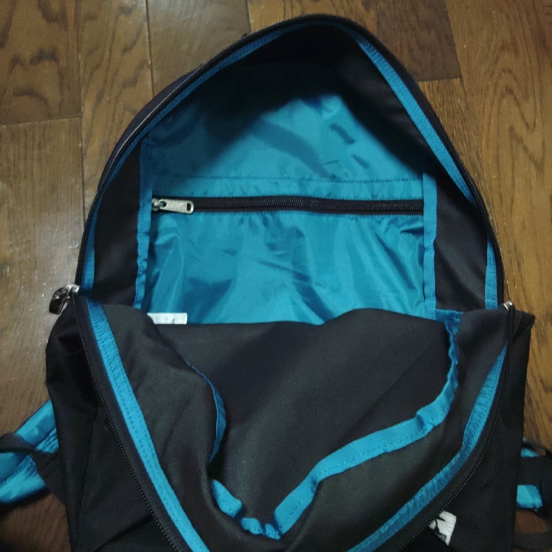 CHUMS(チャムス)のCHUMS　バックパック　リュック　デイパック　黒　青 メンズのバッグ(バッグパック/リュック)の商品写真