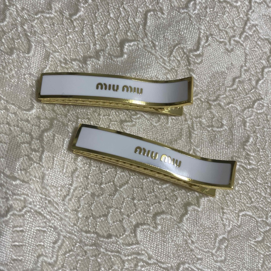 miumiu エナメルメタルヘアクリップ 白 ホワイト | フリマアプリ ラクマ