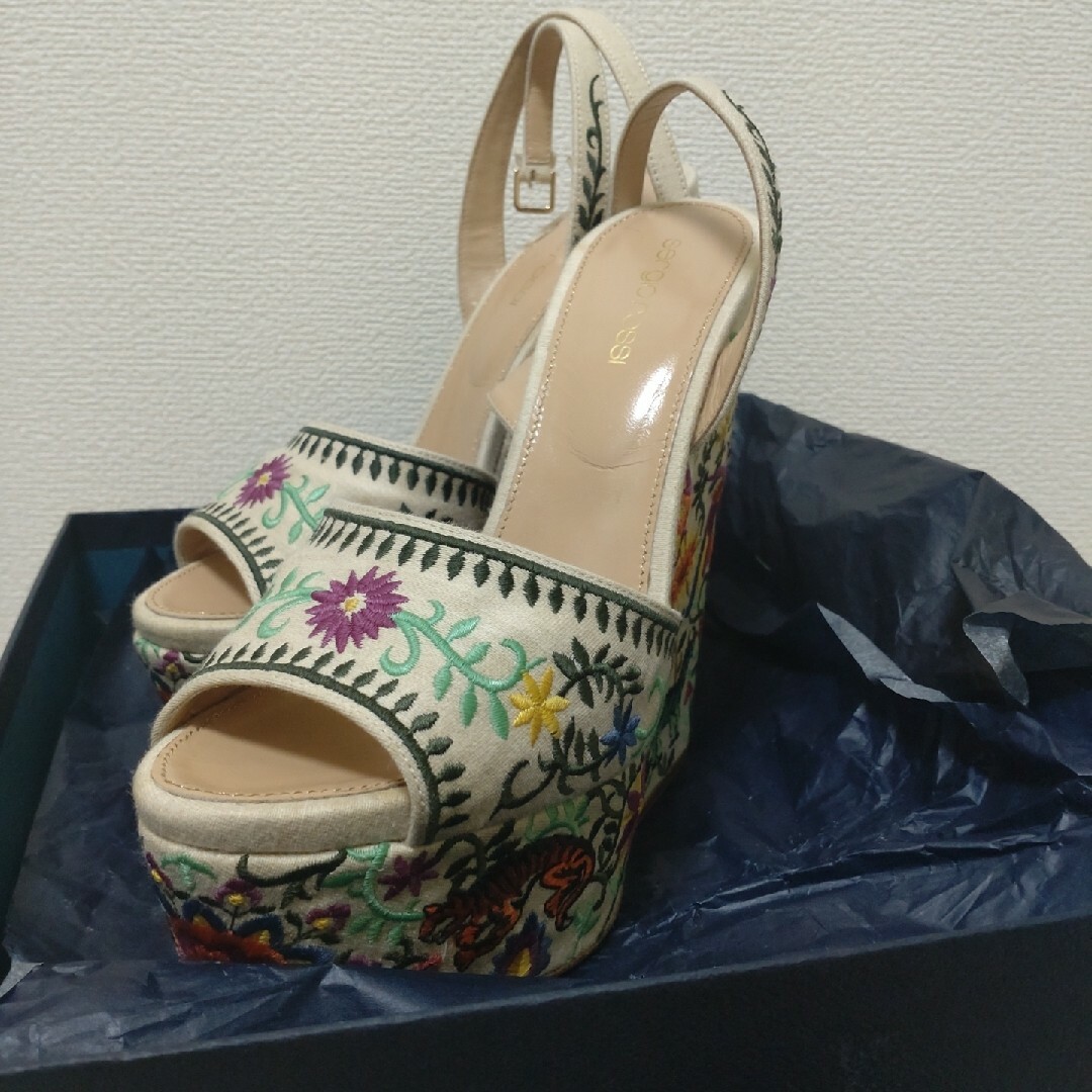 【美しい刺繍靴】セルジオロッシ　ベージュ刺繍サンダル