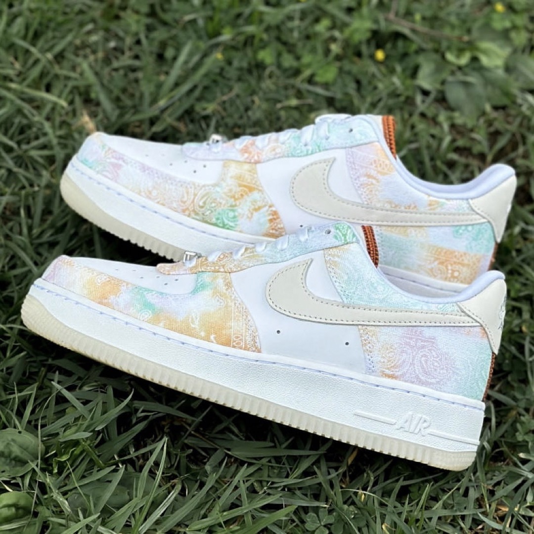 NIKE(ナイキ)のNIKE ナイキ AIR FORCE 1 エアフォース1 ペイズリー 24 新品 レディースの靴/シューズ(スニーカー)の商品写真