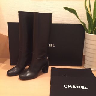 シャネル(CHANEL)の短時間使用 CHANEL ブーツです(*^^*)(ブーツ)