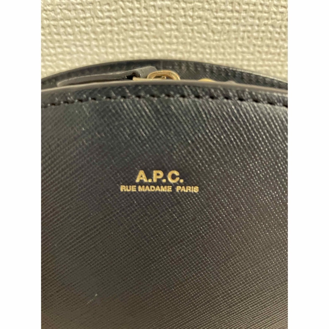 APC アーペーセー　ハーフムーン　ショルダーバッグ