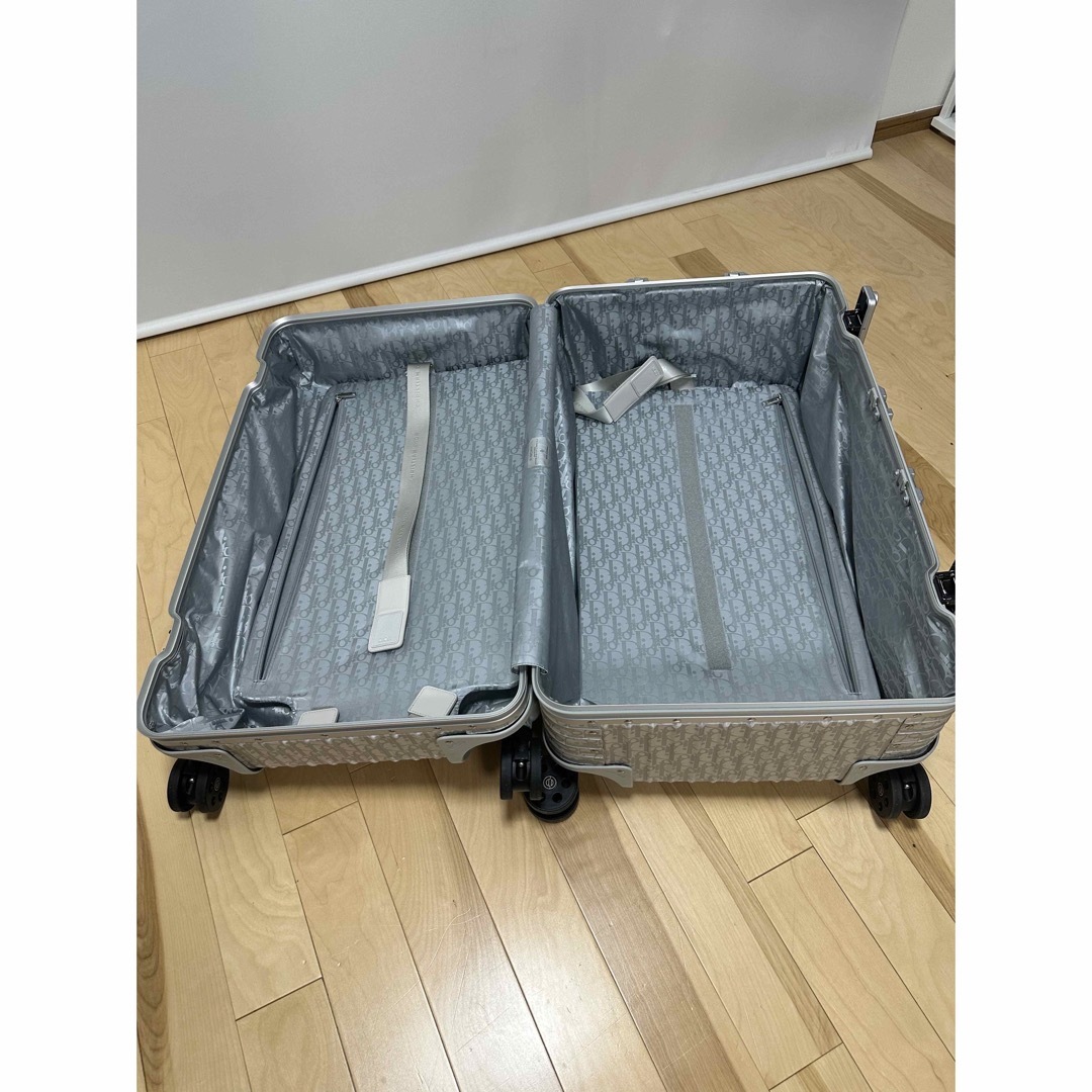 RIMOWA(リモワ)のDIOR×RIMOWA Trunk  ディオール&リモワ トランク  シルバー メンズのバッグ(トラベルバッグ/スーツケース)の商品写真