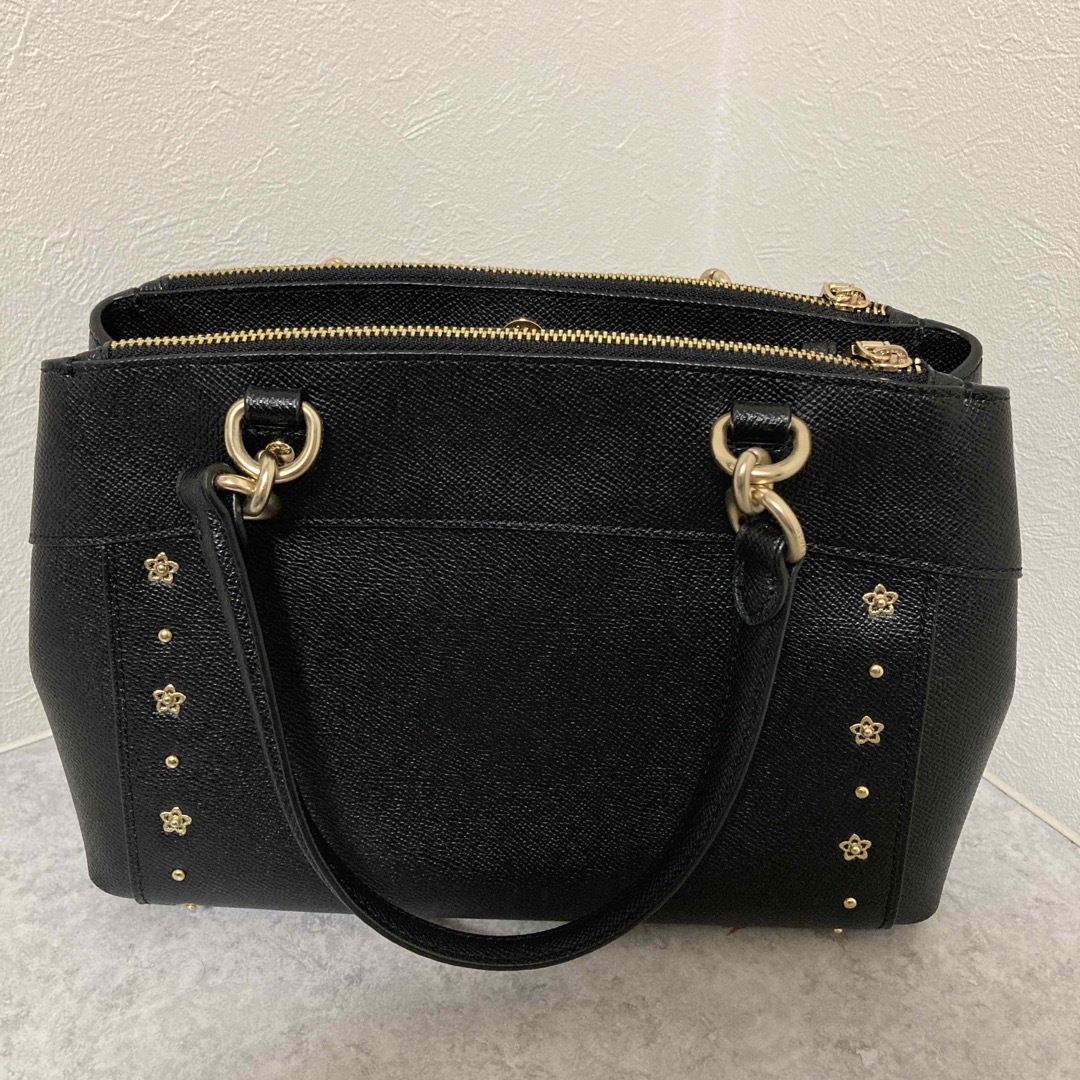 COACH(コーチ)のコーチバッグハンドショルダースタッズ花黒ブラック2wayゴールド金具 レディースのバッグ(ショルダーバッグ)の商品写真