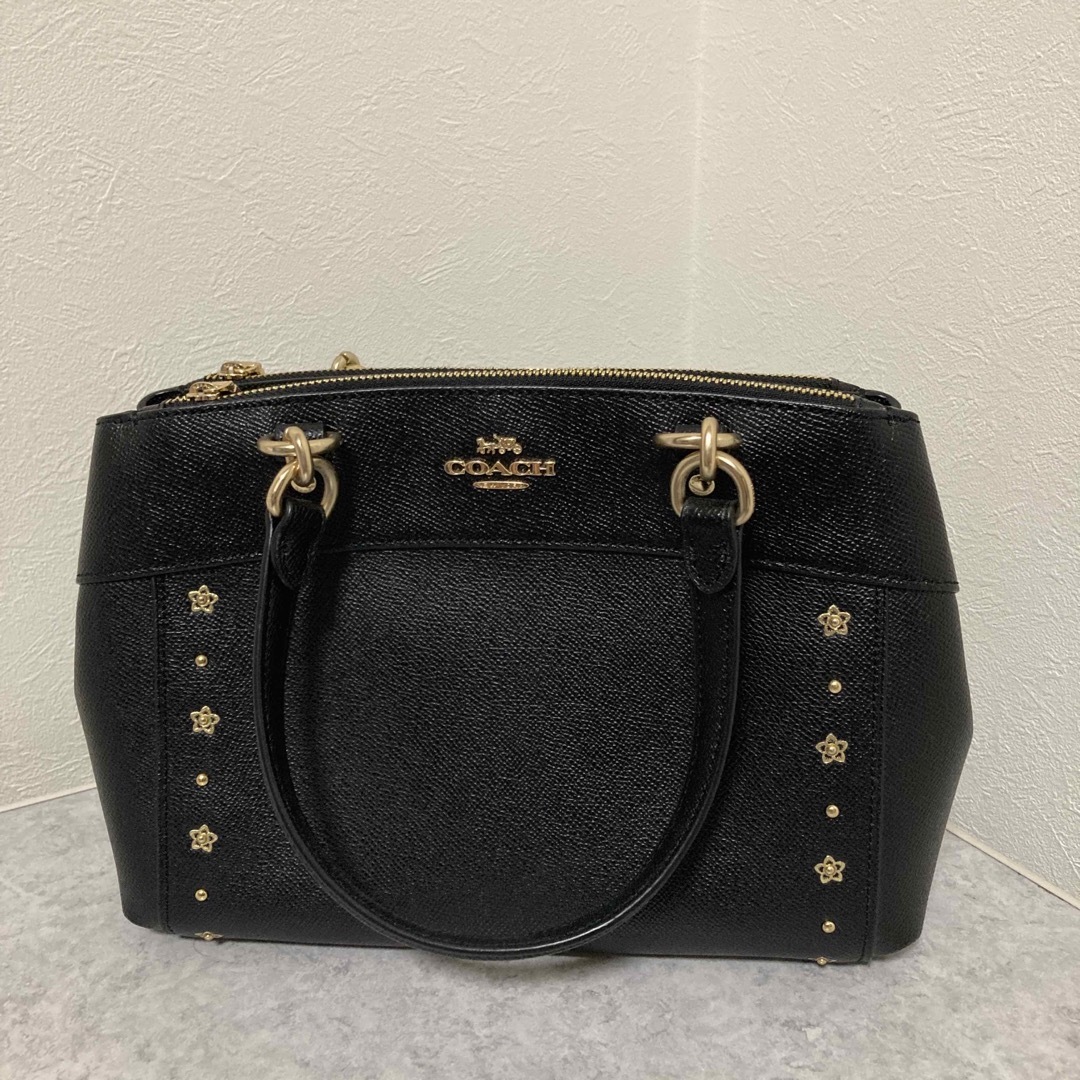 COACH(コーチ)のコーチバッグハンドショルダースタッズ花黒ブラック2wayゴールド金具 レディースのバッグ(ショルダーバッグ)の商品写真