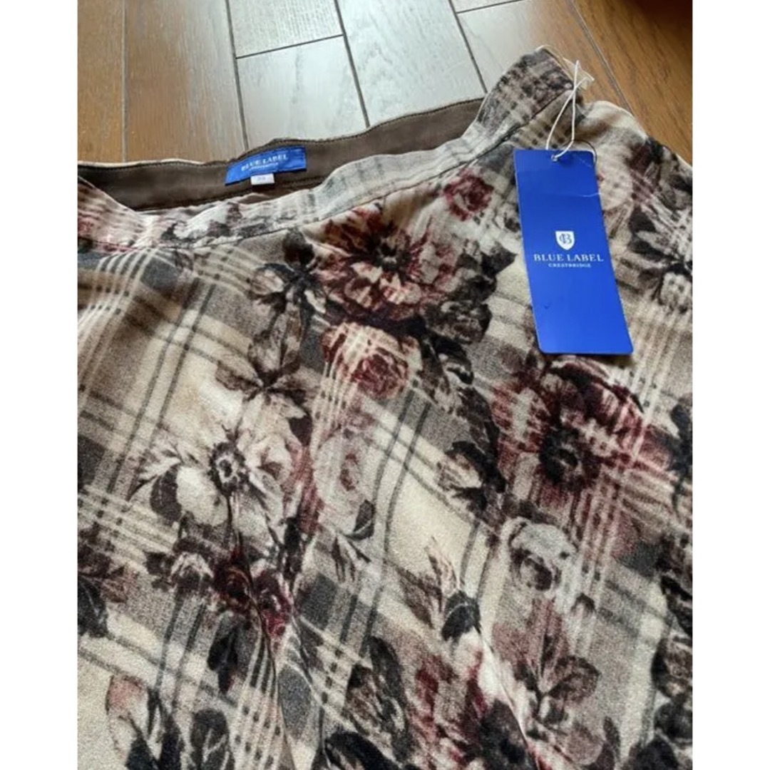 BLUE LABEL CRESTBRIDGE(ブルーレーベルクレストブリッジ)の春先に★ブルーレーベルクレストブリッジ ベロアフラワーフレアスカート新品 レディースのスカート(ひざ丈スカート)の商品写真