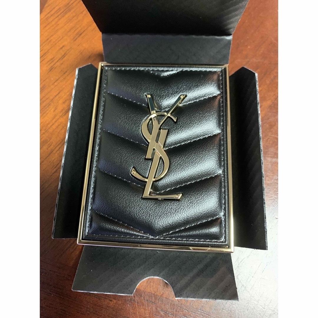 Yves Saint Laurent(イヴサンローラン)の新品未使用　イヴサンローラン　クチュール　ミニクラッチ限定 コスメ/美容のベースメイク/化粧品(アイシャドウ)の商品写真