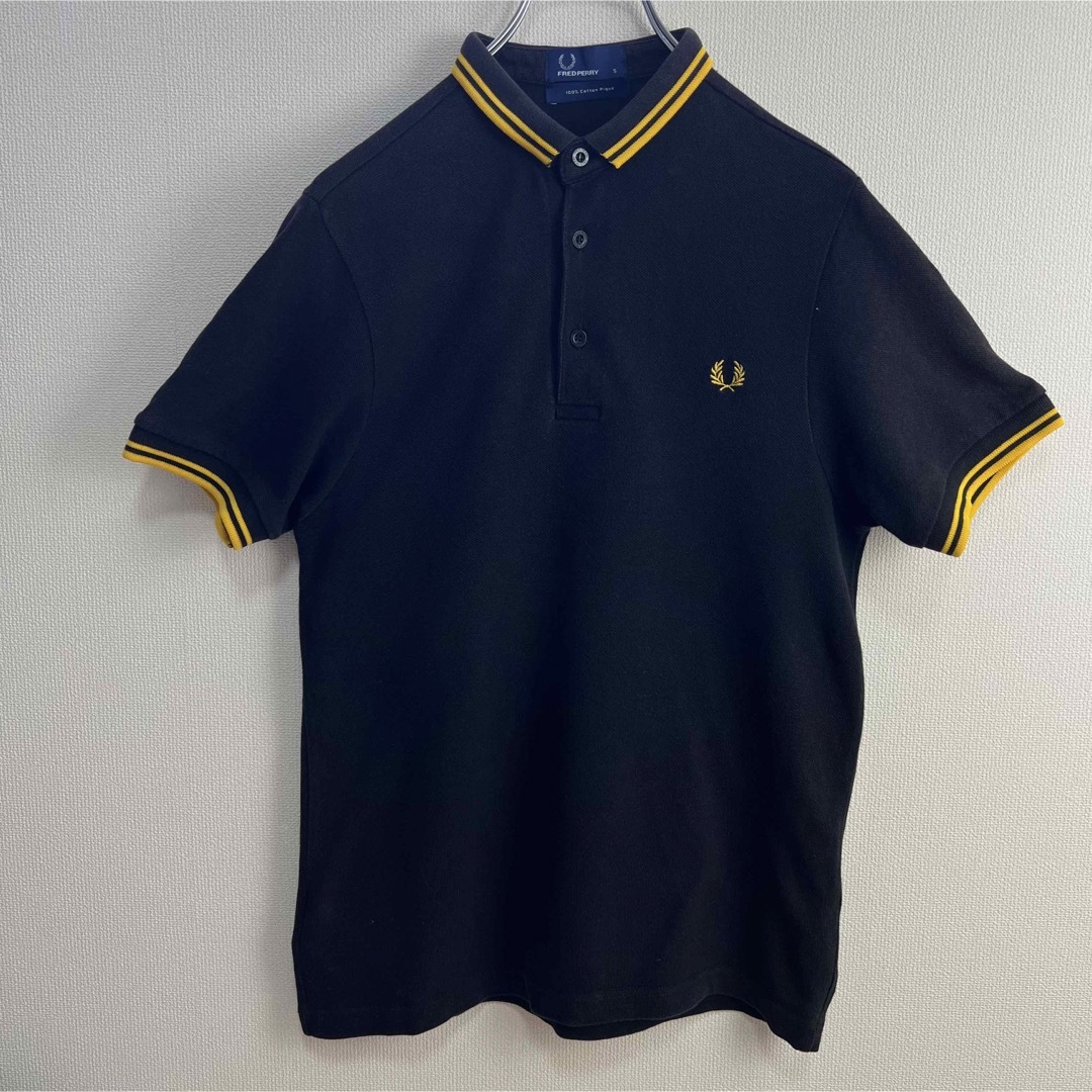 FRED PERRY(フレッドペリー)の大人気　フレッドペリー　ポロシャツ　S ポルトガル製　ブラック　イエロー　古着 メンズのトップス(ポロシャツ)の商品写真