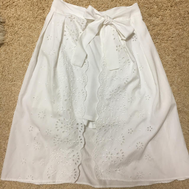 Lily Brown(リリーブラウン)のLily Brown 白スカート レディースのスカート(ひざ丈スカート)の商品写真