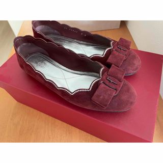 サルヴァトーレフェラガモ(Salvatore Ferragamo)のフェラガモ＊ヴァラリボンスカラップフラットパンプス(バレエシューズ)