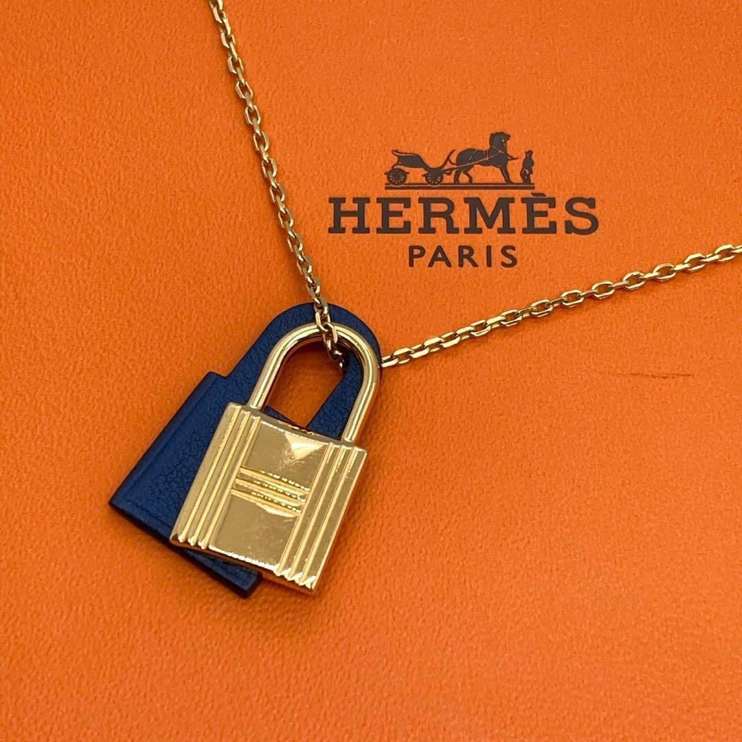 Hermes(エルメス)のエルメス ネックレス オーケリー PM ゴールド ディープブルー カデナ 錠 レディースのアクセサリー(ネックレス)の商品写真