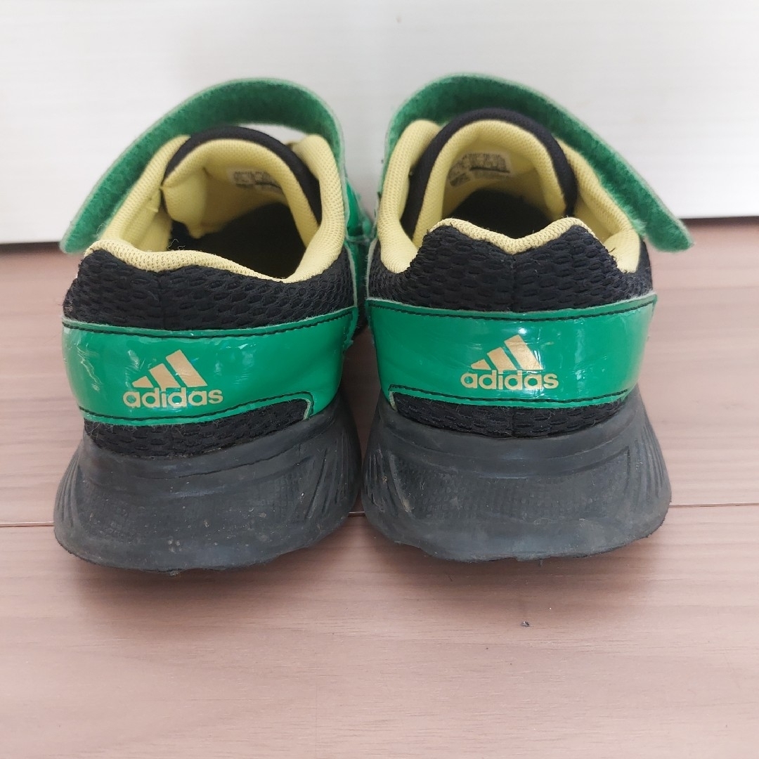 adidas(アディダス)のアディダス　スニーカー　21.5 キッズ/ベビー/マタニティのキッズ靴/シューズ(15cm~)(スニーカー)の商品写真