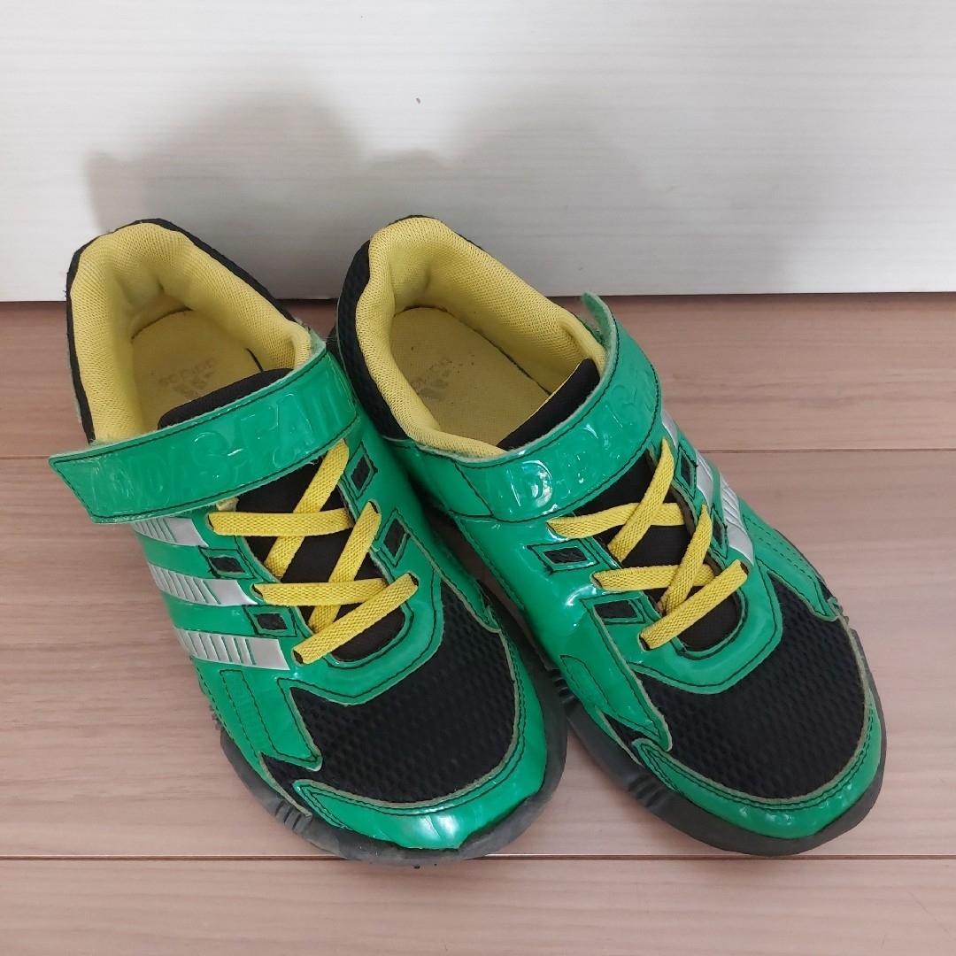 adidas(アディダス)のアディダス　スニーカー　21.5 キッズ/ベビー/マタニティのキッズ靴/シューズ(15cm~)(スニーカー)の商品写真