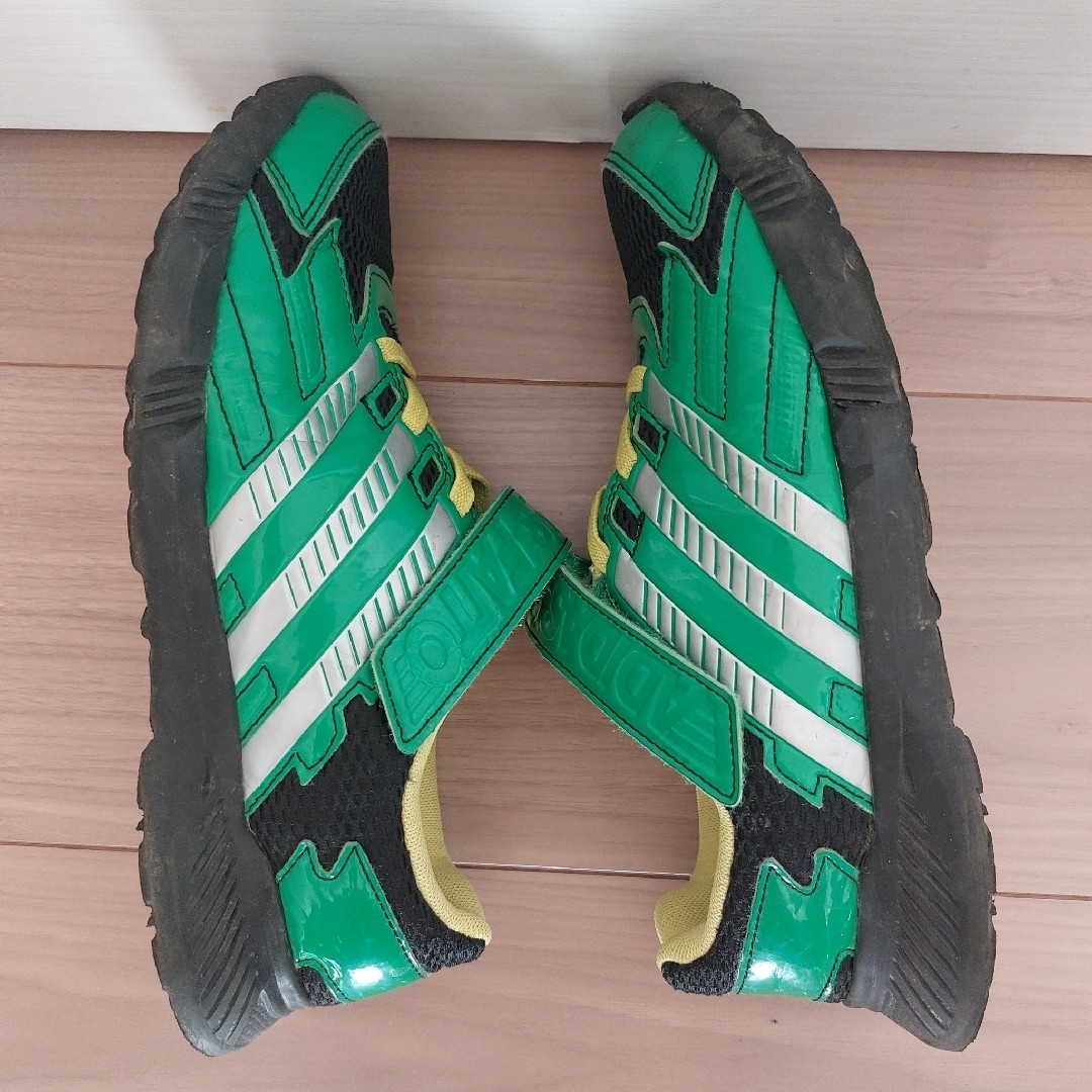 adidas(アディダス)のアディダス　スニーカー　21.5 キッズ/ベビー/マタニティのキッズ靴/シューズ(15cm~)(スニーカー)の商品写真