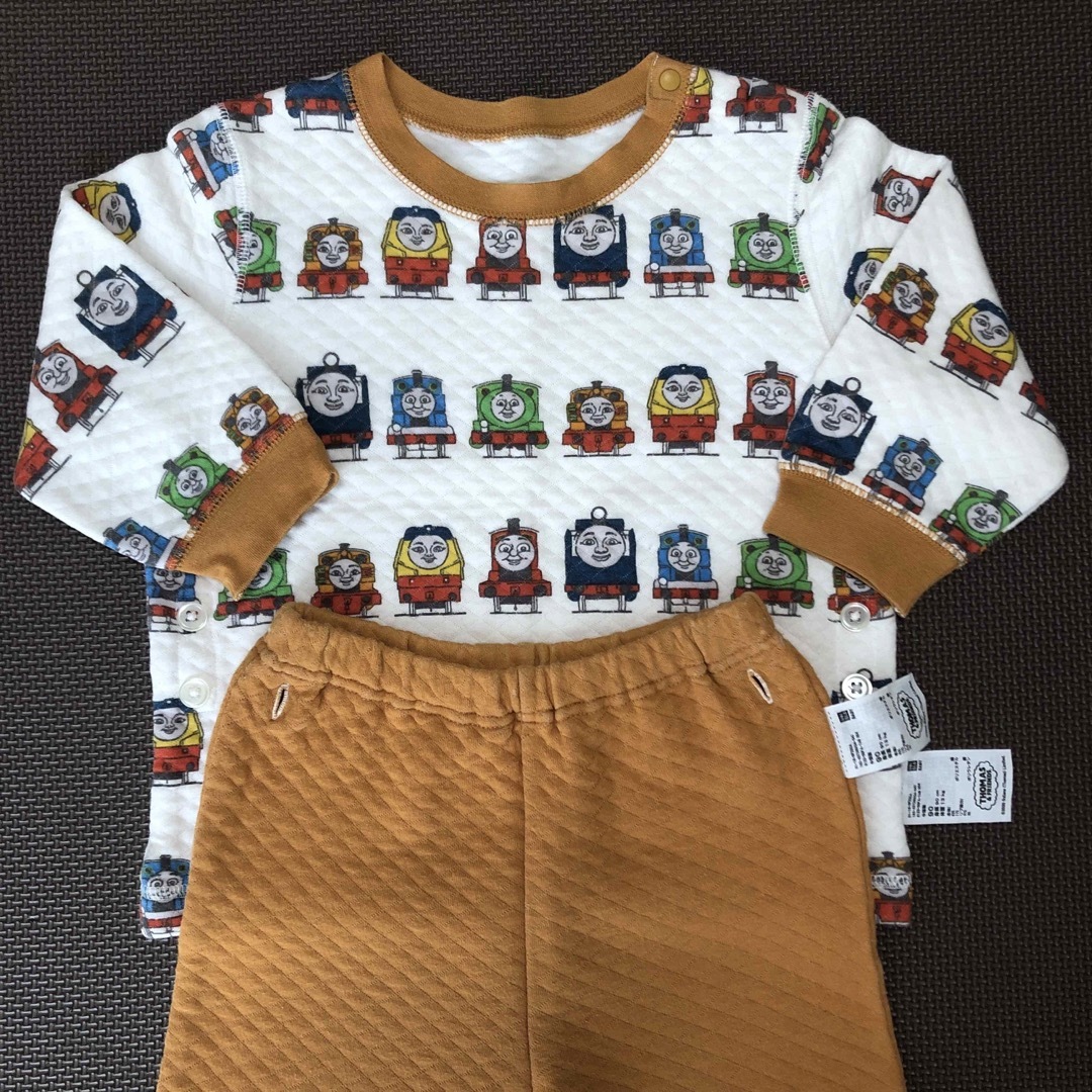 UNIQLO(ユニクロ)のユニクロ　キルトパジャマ　90cm トーマス　オレンジ　秋冬　男の子　女の子 キッズ/ベビー/マタニティのキッズ服男の子用(90cm~)(パジャマ)の商品写真