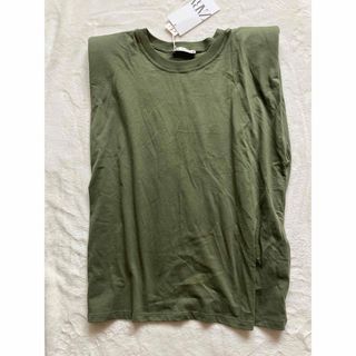 ザラ(ZARA)の【新品未使用】ZARA ザラ 肩パッド入りノースリーブ カーキ M(Tシャツ(半袖/袖なし))